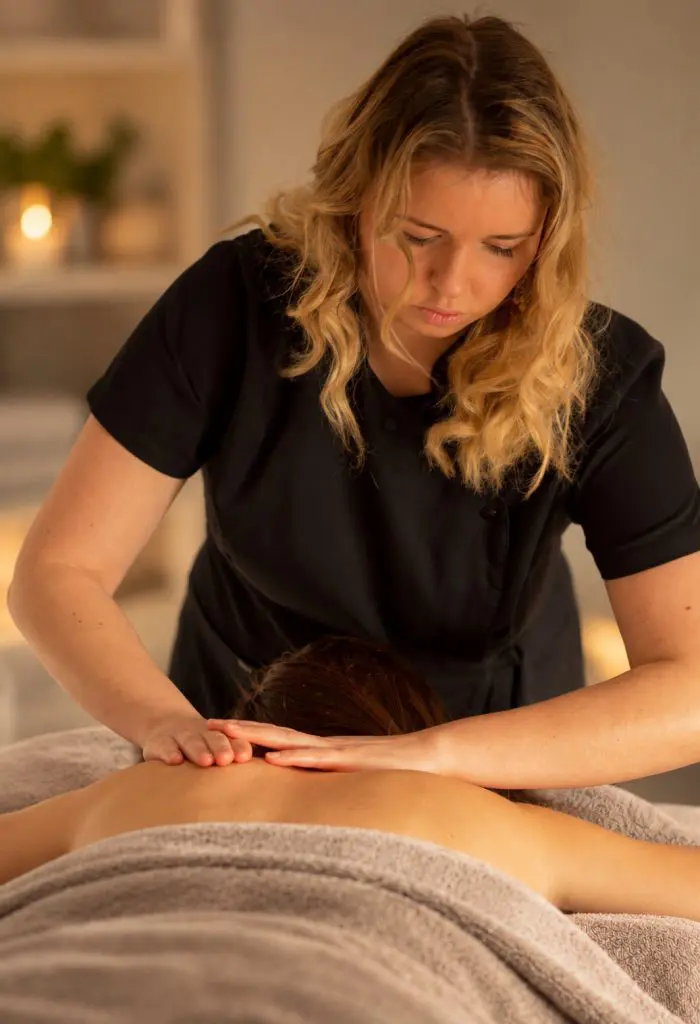 Denise geeft een massage